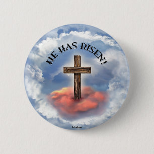 Badge Rond 5 Cm Has Risen Rugged Cross With Clouds