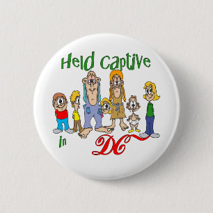Badge Rond 5 Cm Held Captive dans DC