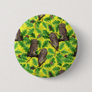 Badge Rond 5 Cm Hiboux dans la forêt sur fond jaune citron