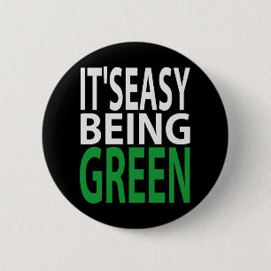 BADGE ROND 5 CM IL EST FACILE D'ÊTRE VERT