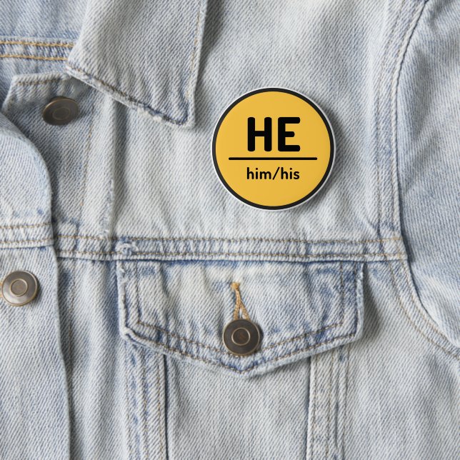Badge Rond 5 Cm Il Lui Son Pronoun Bouton - Jaune (En situation)