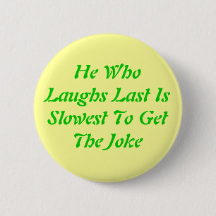 Badge Rond 5 Cm Il WhoLaughs dernier IsSlowest à la plaisanterie