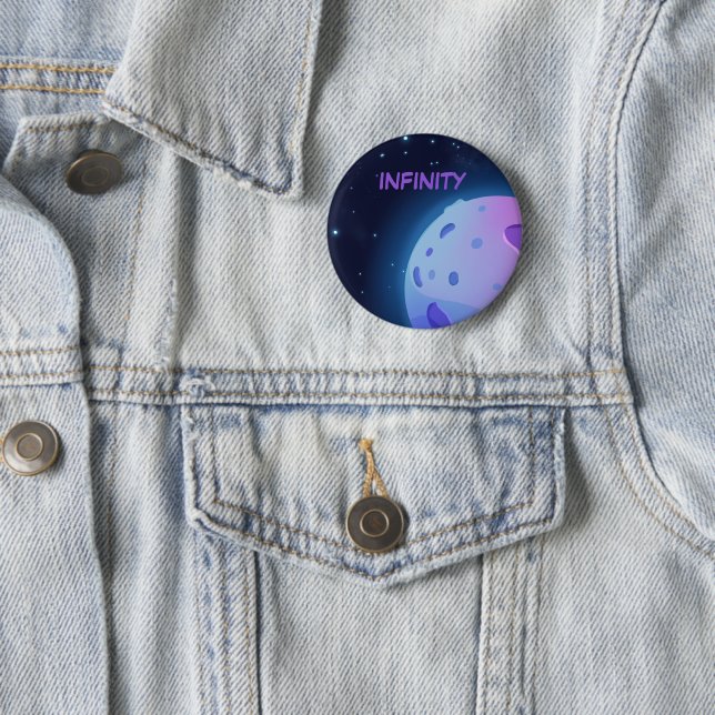Badge Rond 5 Cm Infinité Dans Le Bouton Violet (En situation)