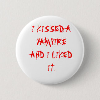 BADGE ROND 5 CM J'AI EMBRASSÉ UN VAMPIRE ET JE L'AI AIMÉ