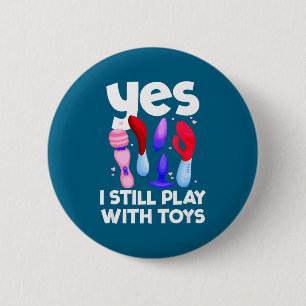 Badge Rond 5 Cm Je Joue Encore Avec Des Jouets Humour Grivois Femm