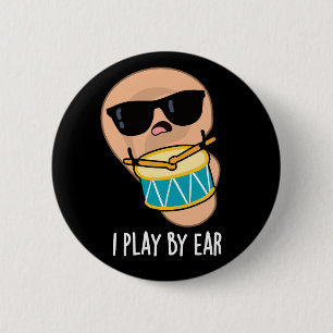 Badge Rond 5 Cm Je Joue Par Ear Funny Drummer Pun Dark BG