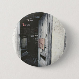 Badge Rond 5 Cm Keep Out, un bâtiment abandonné