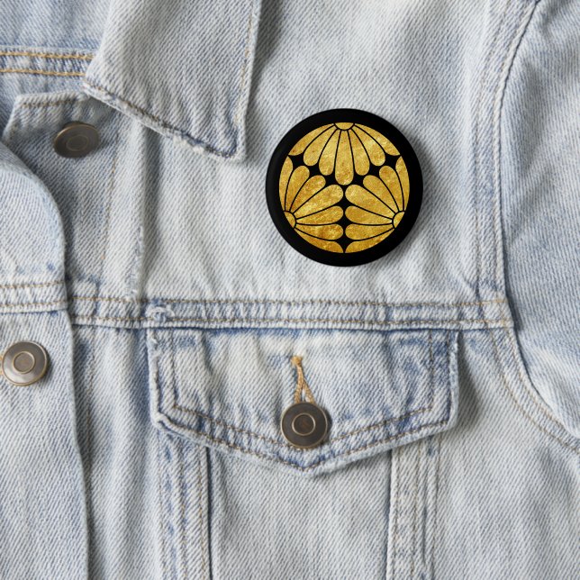 Badge Rond 5 Cm Kiku Chrysanthemum Mon or noir (En situation)
