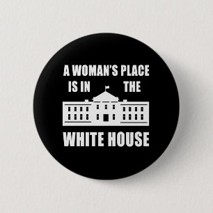 Badge Rond 5 Cm "la PLACE D'UNE FEMME EST DANS LA MAISON BLANCHE"