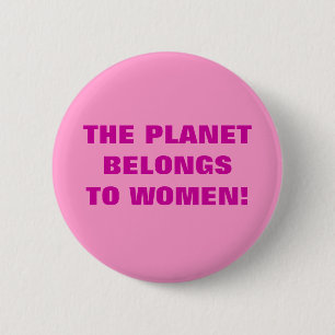 BADGE ROND 5 CM LA PLANÈTE APPARTIENT AUX FEMMES !