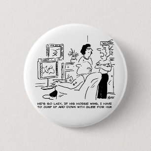 Badge Rond 5 Cm Lazy Man Watches Horse Racing à la télévision