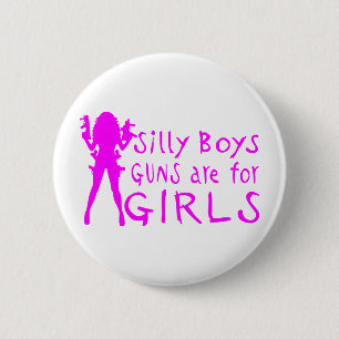 BADGE ROND 5 CM LES ARMES À FEU SONT POUR DES FILLES
