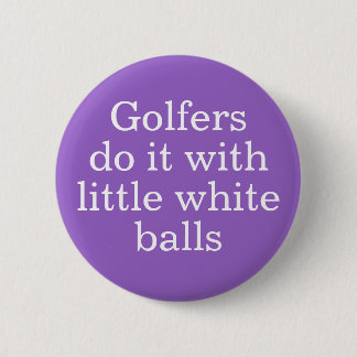 Badge Rond 5 Cm Les golfeurs le font avec de petites balles blanch