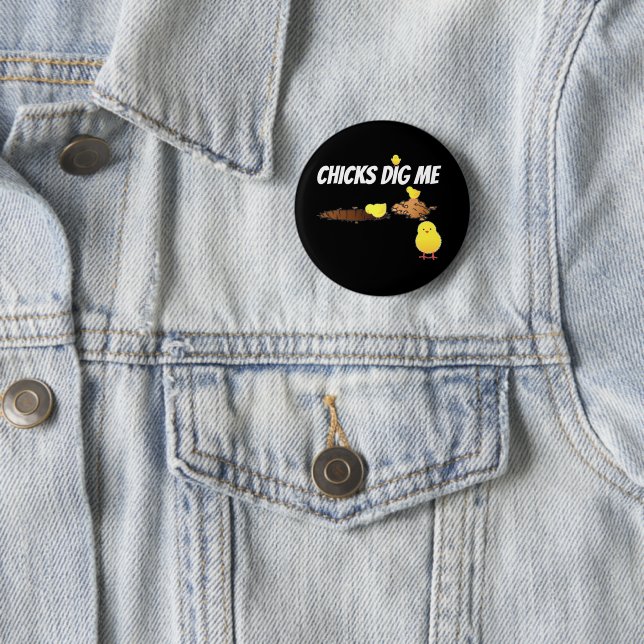 BADGE ROND 5 CM LES POUSSINS ME CREUSENT (En situation)