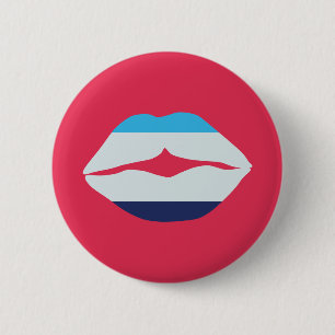 Badge Rond 5 Cm Lèvres Burgundy Et Bleues À Rayures