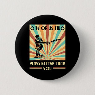 Badge Rond 5 Cm L'un d'entre nous deux joue mieux que vous Cricket