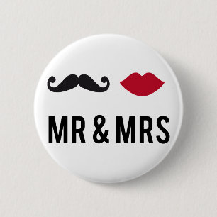 Badge Rond 5 Cm M. et Mme avec la moustache et les lèvres rouges