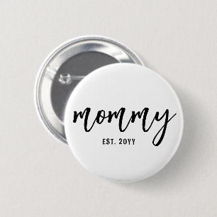 Badge Rond 5 Cm Maman Est Personnalisée. Typographie de script de