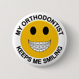 Badge Rond 5 Cm Mon Orthodontiste me garde le ton souriant / Éping