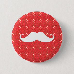 Badge Rond 5 Cm Moustache blanche drôle sur le pois rouge