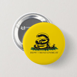 Badge Rond 5 Cm Ne marchez pas sur la viande drôle drapeau de Gads