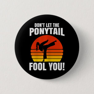 Badge Rond 5 Cm Ne vous laissez pas tromper par la queue de cheval