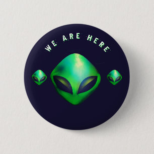 Badge Rond 5 Cm "Nous sommes ici" tête d'alien vert