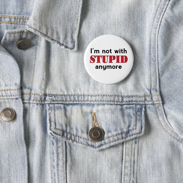 Badge Rond 5 Cm Pas Avec Stupide (En situation)