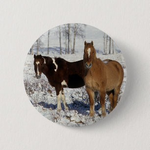 Badge Rond 5 Cm Peignez les chevaux dans la neige