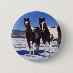 Badge Rond 5 Cm Peignez les chevaux se tenant dans la neige