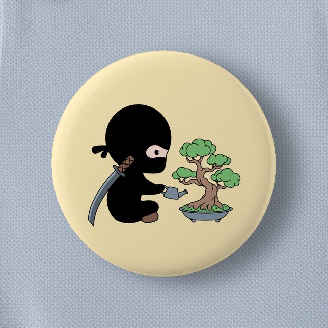 Badge Rond 5 Cm Petit bonsaï d'arrosage Ninja sur jaune (Créateur téléchargé)