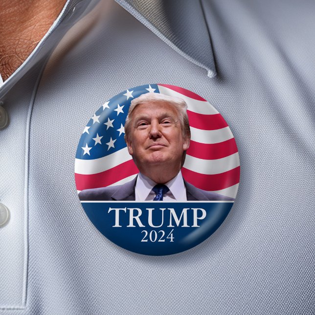 Badge Rond 5 Cm Photo Donald Trump - Président - assez dit (Classic Trump Campaign Button with American Flag in the Background - 2024)