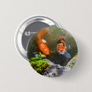 Badge Rond 5 Cm Poisson Koi dans un étang