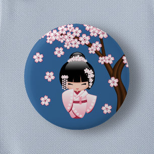 Badge Rond 5 Cm Poupée Kokeshi Kawaii en Kimono Rose sur Fond Bleu