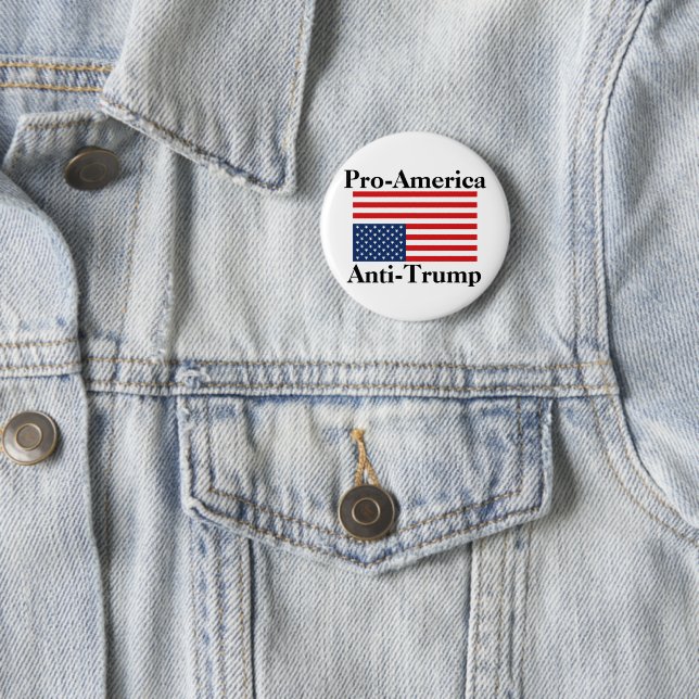 Badge Rond 5 Cm Pro-Amérique / Anti-Trump (En situation)