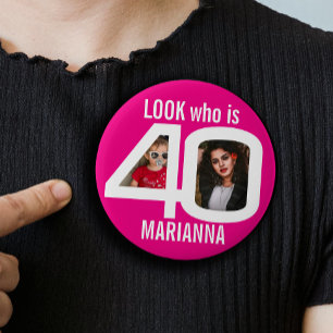 Badge Rond 5 Cm Regardez qui est 40ème anniversaire 2 photos fête