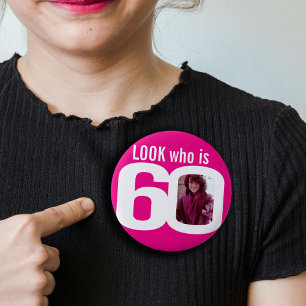 Badge Rond 5 Cm Regardez qui est 60 photo personnalisée rose blanc