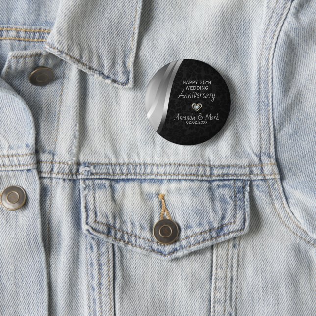 Badge Rond 5 Cm Satin Argent Et Damas Noir (En situation)