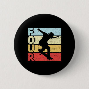 Badge Rond 5 Cm Skateur de 4 ans faisant du skateboard pour sa fêt
