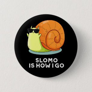 Badge Rond 5 Cm Slomo Est Comment Je Passe Funny Snail Pun Dark BG