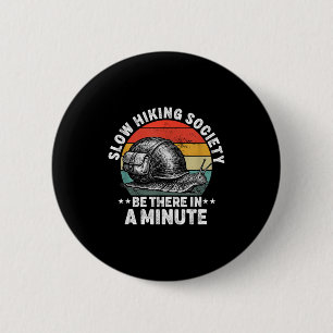 Badge Rond 5 Cm Société de randonnée lente sera là dans une minute