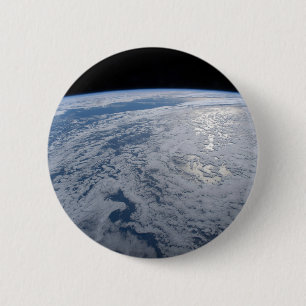 Badge Rond 5 Cm Soleil Brillant Sur L'Océan Pacifique Sud.