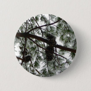 Badge Rond 5 Cm Sous le pin enneigé - Photo d'hiver