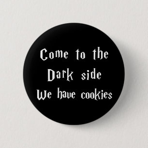 Badge Rond 5 Cm Venez dans le noir nous avons des biscuits