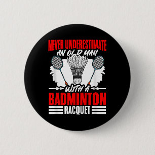 Badge Rond 5 Cm Vieil Homme Avec Un Volant De Raquette De Badminto