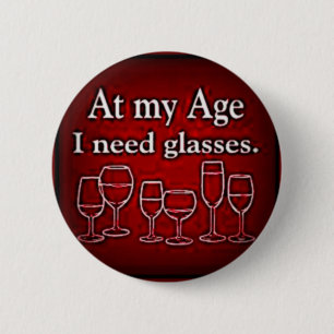 BADGE ROND 5 CM VIN : "À MON ÂGE J'AI BESOIN DE VERRES "