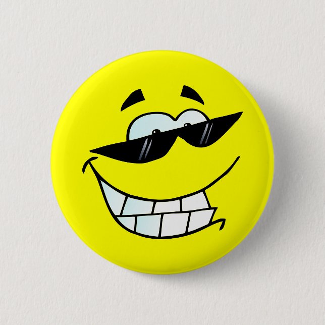 Badge Rond 5 Cm Visage souriant dans les lunettes de soleil (Devant)