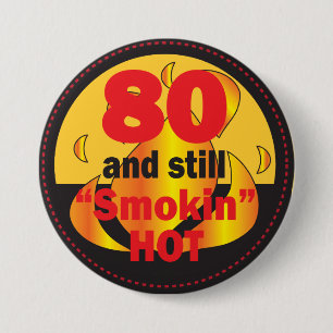 Badge Rond 7,6 Cm 80 et toujours fumé chaud   80e anniversaire