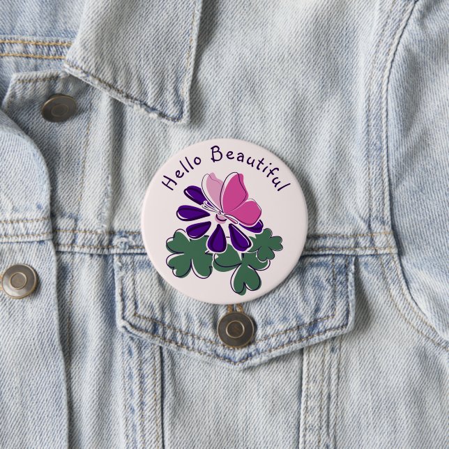 Badge Rond 7,6 Cm Bonjour Beau Papillon rose sur Fleur violette (En situation)