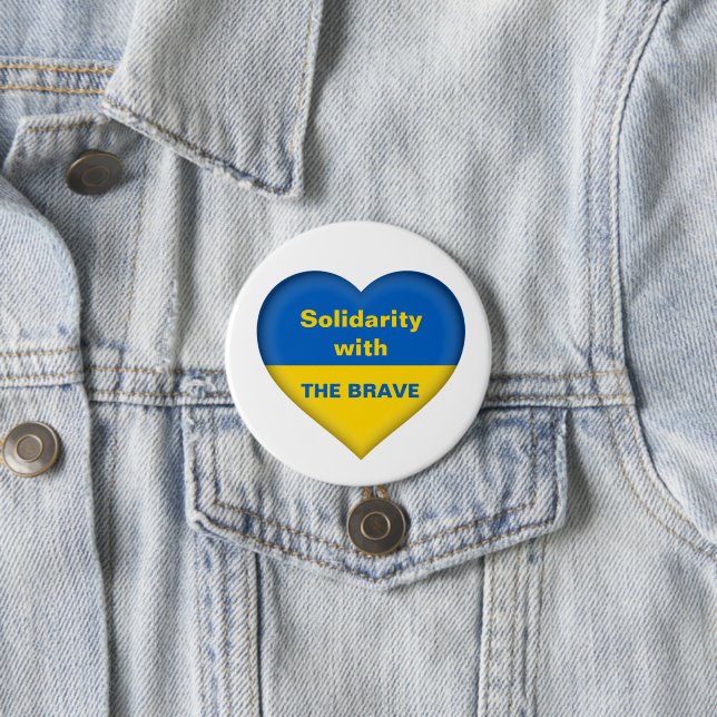 Badge Rond 7,6 Cm Coeur solidaire du drapeau ukrainien (En situation)